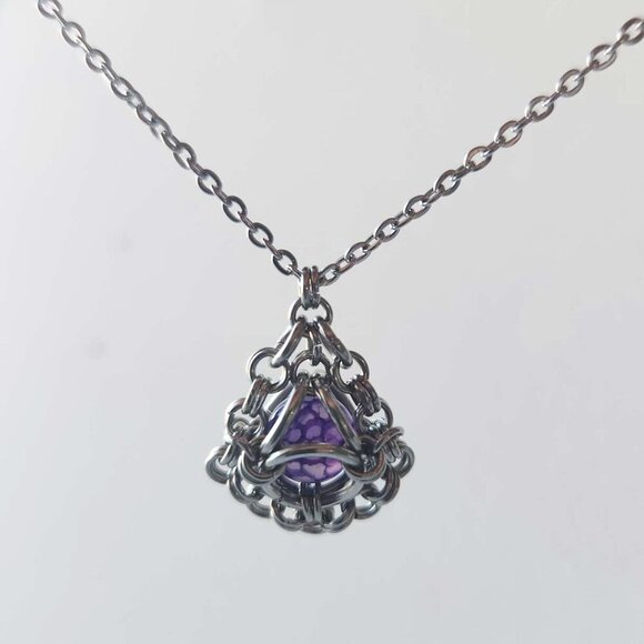 Gothic purple chainmaille necklace with a small silver chain - Picture 4 of 6